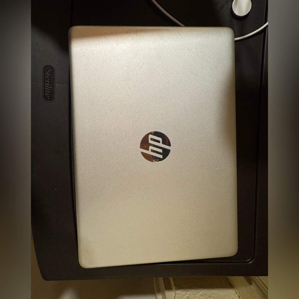 Hp laptop, works perfectly, has a few scratches but over all good condition